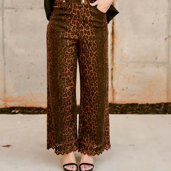 Anthro Entro Leopard Print
Wide Leg Jeans Size L NWT
Eyelet Hem Statement Denim - Picture 4 of 13